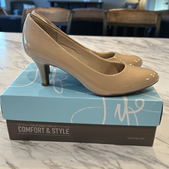 Nude Patent Pump Heel Shoe Size 9W - Picture 2 of 7